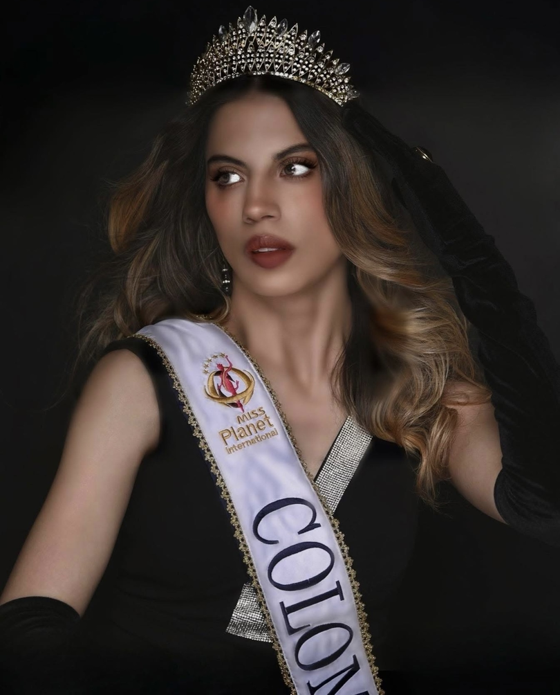 Regina Angarita con look formal